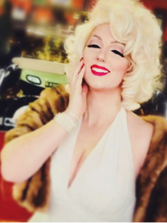Marilyn Monroe singing telegram